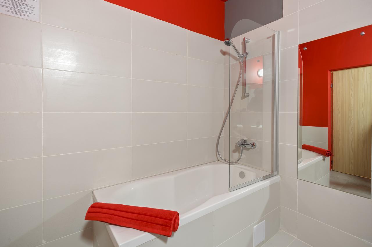 Net Hotel Piteşti Kültér fotó